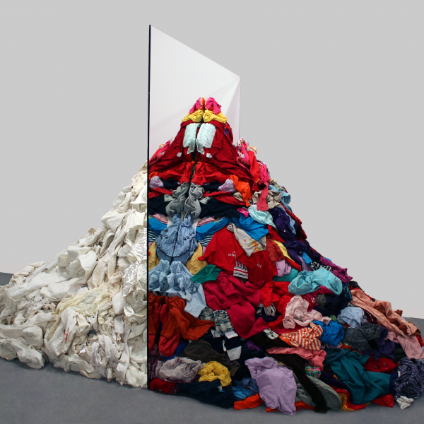 Landlord Colors, Pistoletta Plus Figure, pile of laundry